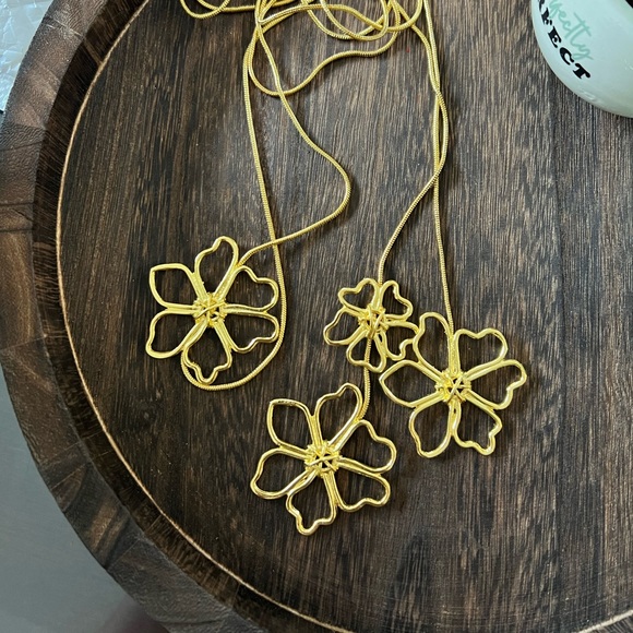 Long Hollow Metal Large Flowers Necklace Neckchain - Picture 3 of 3